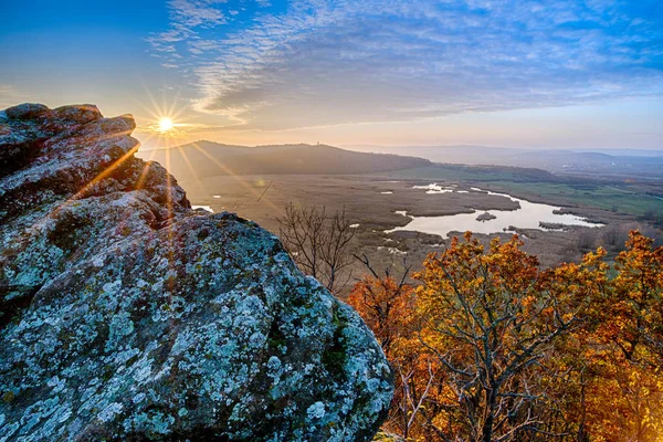El sol se pone sobre el lago en otoño — Foto de Stock