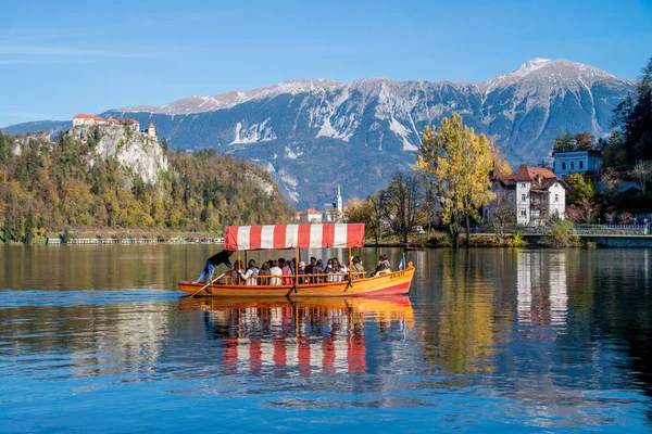 Μπλεντ, Σλοβενία - 11 Νοεμβρίου 2017-παραδοσιακά Pletna βάρκα για τ — Φωτογραφία Αρχείου