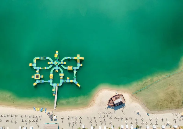 Vue aérienne d'une plage et des eaux vertes — Photo