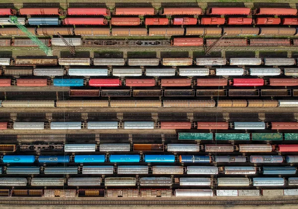 Vista aérea de trenes de colores en una estación — Foto de Stock