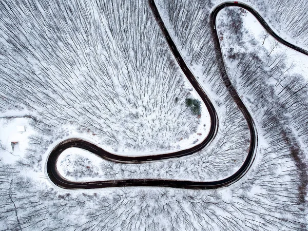 Vista aérea del camino sinuoso en invierno —  Fotos de Stock