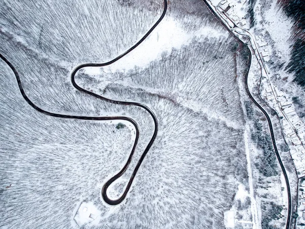 Vista aerea della strada tortuosa in inverno — Foto Stock