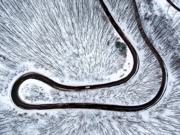 Vista aerea della strada tortuosa in inverno — Foto Stock