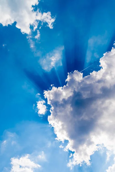 White clouds and sunrays on blue sky — Stock Photo, Image