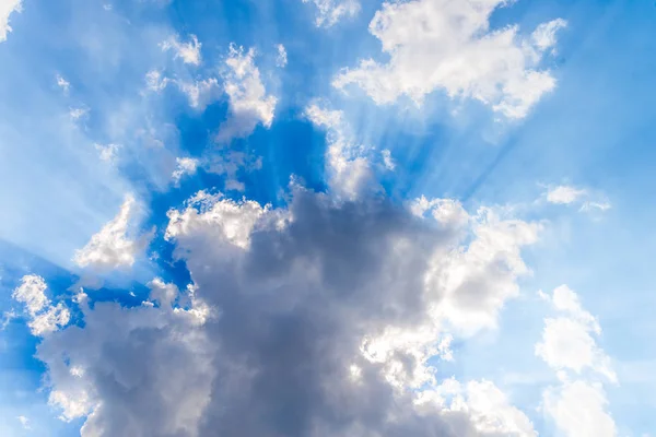 White clouds and sunrays on blue sky — Stock Photo, Image