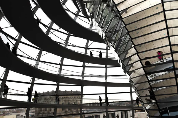 People walking inside the Reichstag Dome in Berlin — Stock Photo, Image