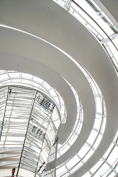 Le persone che camminano all'interno della cupola del Reichstag a Berlino — Foto Stock