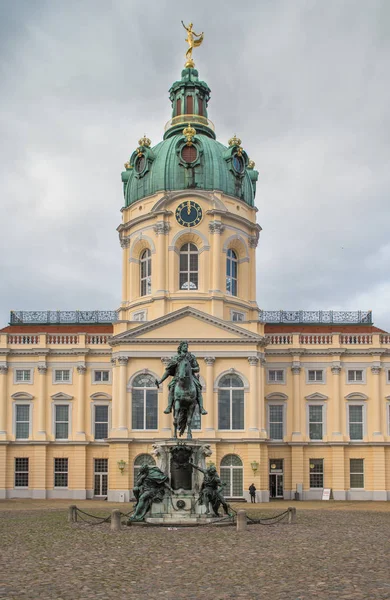 Zámek Charlottenburg v Berlíně, Německo na podzim — Stock fotografie