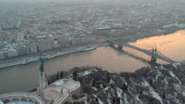 Estatua de la libertad al amanecer, en Budapest, Hungría — Vídeos de Stock