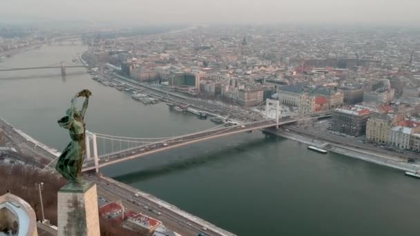 Статуя Свободы на рассвете, Будапешт, Венгрия — стоковое видео