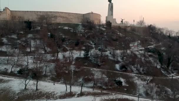 Statue de la liberté au lever du soleil, Budapest, Hongrie — Video