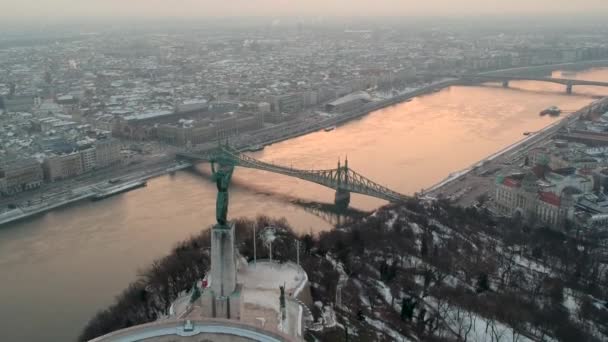 Socha svobody při východu slunce, v Budapešti, Maďarsko — Stock video