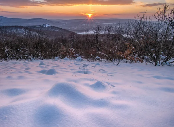 Heuvels bedekt door de witte sneeuw in de winter — Stockfoto