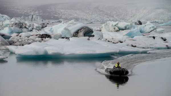 Motorboot auf dem eisigen Wasser in der Jokulsarlon-Lagune in Island — Stockfoto