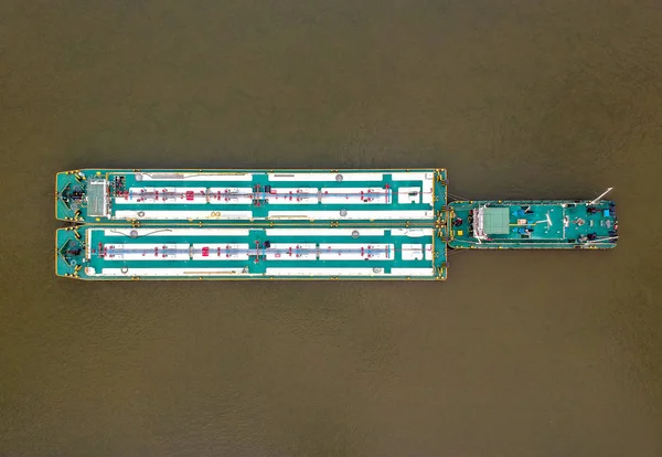 Vue aérienne d'un cargo sur une rivière — Photo