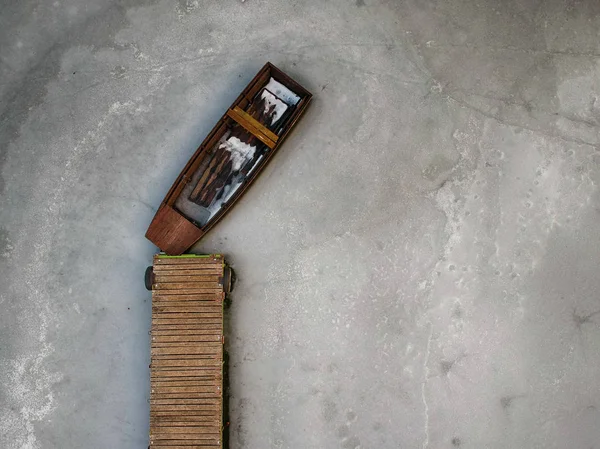 Bateaux gelés dans l'eau sur un lac — Photo