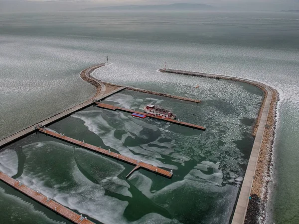 Båtar frysta i vattnet på Balatonsjön, Ungern — Stockfoto