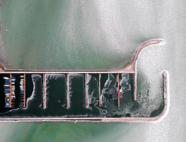 Bateaux gelés dans l'eau sur le lac Balaton, Hongrie — Photo