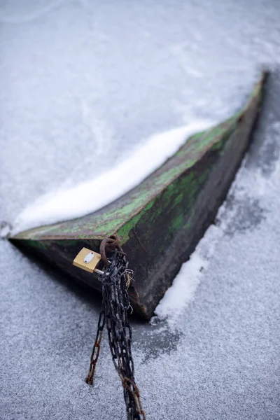 Човен заморожений в холодному льоду взимку — стокове фото