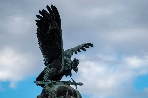 Национальный символ Турул в Будапеште, Венгрия — стоковое фото