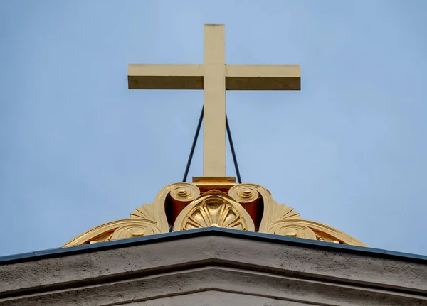 Cruz de oro en la parte superior de una iglesia — Foto de Stock