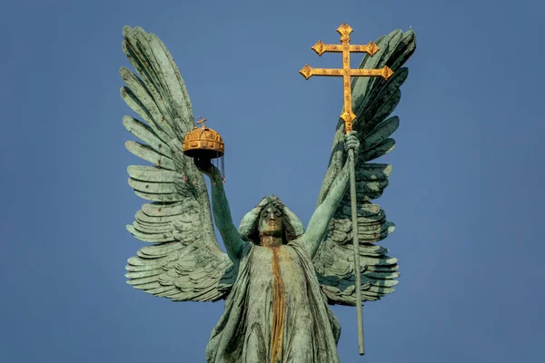 Escultura del arcángel Gabriel en Budapest, Plaza de los Héroes — Foto de Stock