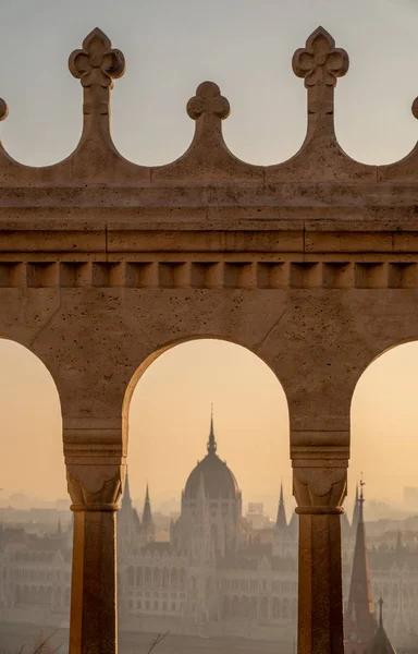 Budapest, Parlamentsblick durch Fischerbastion, Ungarn — Stockfoto