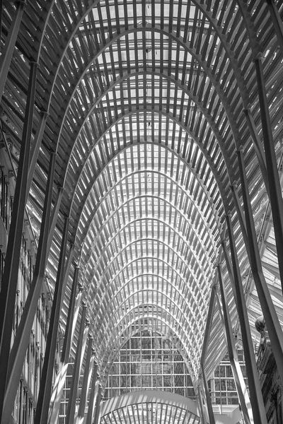 ТОРОНТО, ОНТАРИО, 6 июля 2017 года: Интерьер многоуровневого Итон-центра, крупнейшего торгового центра в Торонто, 9 июля. 2017 год в Торонто, Канада — стоковое фото