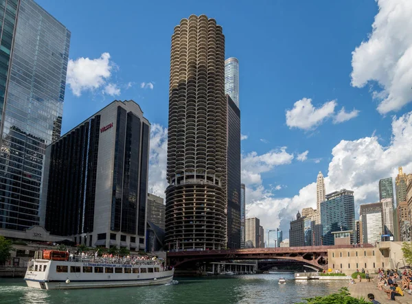 Chicago, Il USA - 2017. július 03.: idegenforgalmi csónakot a Chicago-folyó között a skyline. — Stock Fotó