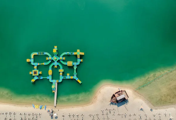 Vue aérienne d'une plage et des eaux vertes — Photo