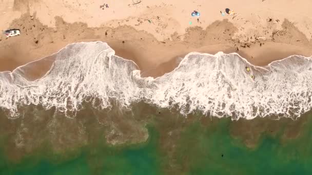 Vista aérea de las olas y la playa — Vídeo de stock