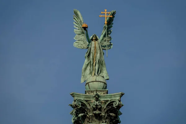 Escultura del arcángel Gabriel en Budapest, Plaza de los Héroes — Foto de Stock