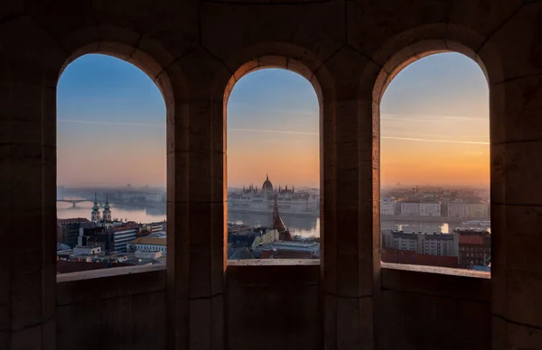 Будапешт, вид парламента через Фиманс Бастион, Венгрия — стоковое фото