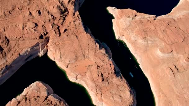 Glen Canyon Ulusal Parkı içinde Powell Gölü havadan görünümü — Stok video