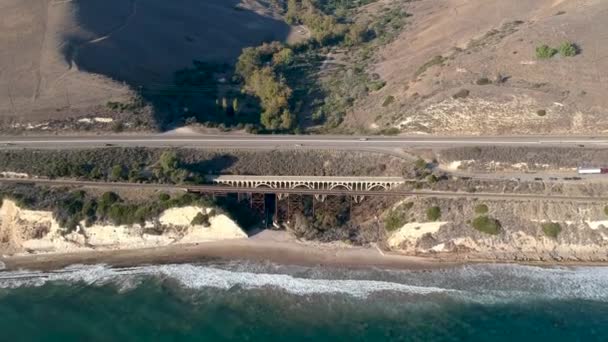 Luchtfoto van Arroyo Hondo Bridge op PCH Highway 1 — Stockvideo