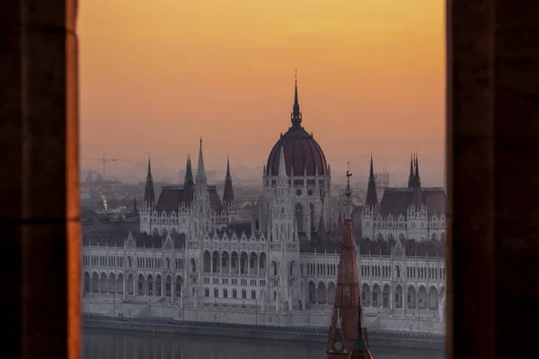 Budapest, Parliament view through Fishermans Bastion, Hungary — Stock Photo, Image