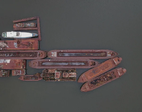 Aerial view of rusty old ships on the water — Stock Photo, Image