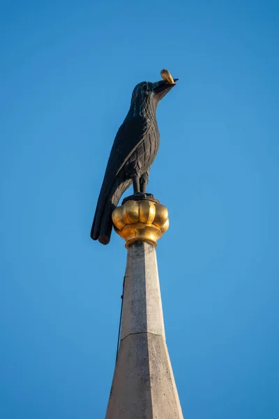 Статуя ворона на костеле в Будапеште — стоковое фото