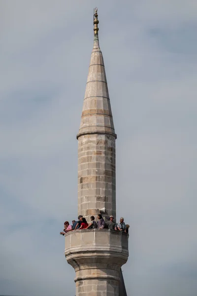 Toeristen op de top van een minaret in Mostar, Bosnië en Herzegovina — Stockfoto