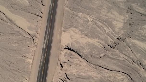 Vista aérea de aves de la carretera del desierto — Vídeos de Stock