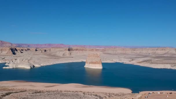 Lone Rock, Wahweap körfezi, Powell Gölü, Arizona, Abd'nin havadan görünümü — Stok video