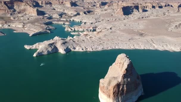 Εναέρια θέα του μοναχικού βράχου, του κόλπου Γουαχουπάπ, της λίμνης Πάουελ, της Αριζόνα, των ΗΠΑ — Αρχείο Βίντεο