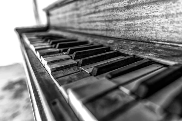 Chaves de piano em ruínas antigas em preto e branco — Fotografia de Stock