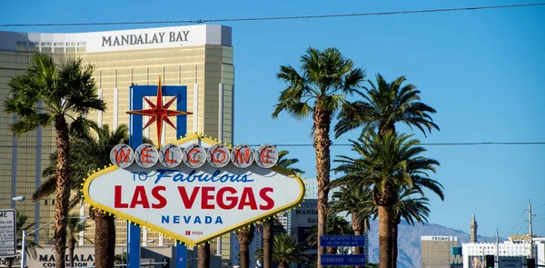 LAS VEGAS, SUA - OCTOMBRIE 16, 2018: Bine ați venit la semnul fabulos din Las Vegas, statul american Nevada — Fotografie, imagine de stoc
