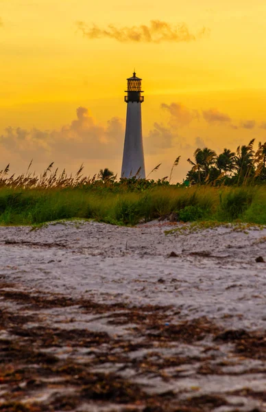 Latarnia morska Cape Florida i latarnia w Bill Baggs State Park w na Florydzie — Zdjęcie stockowe