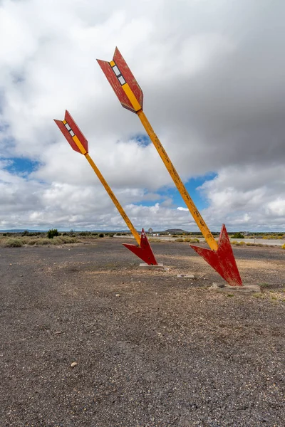 Twin arrows mark the exit for this abandoned gas station on Route 66 — Stock Photo, Image
