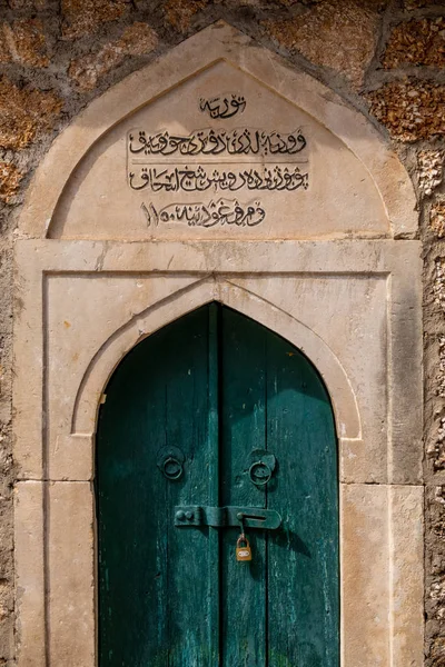Β-ε, Μόσταρ-Απρίλιος 21 2019: πόρτα του τζαμί Κόσκι Μεχμέτ Πασά στο Μόσταρ Βοσνία-Ερζεγοβίνη — Φωτογραφία Αρχείου