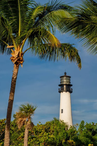 Cape Florida vuurtoren en lantaarn in Bill Baggs State Park in, Florida — Stockfoto