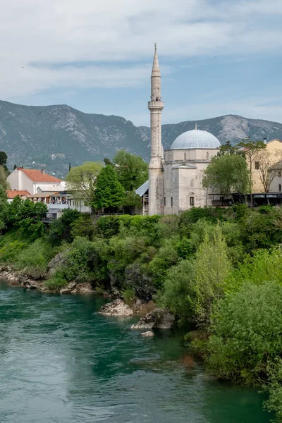 Hermosa vista de la ciudad de Mostar en el río Neretva en Bosnia y Herzegovina — Foto de Stock