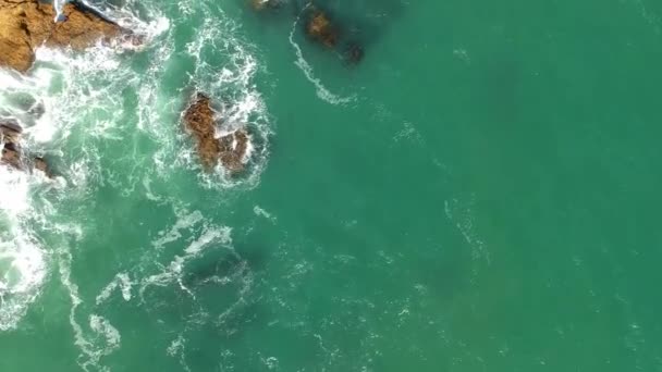 Bovenaanzicht van de oceaan golven van bovenaf — Stockvideo